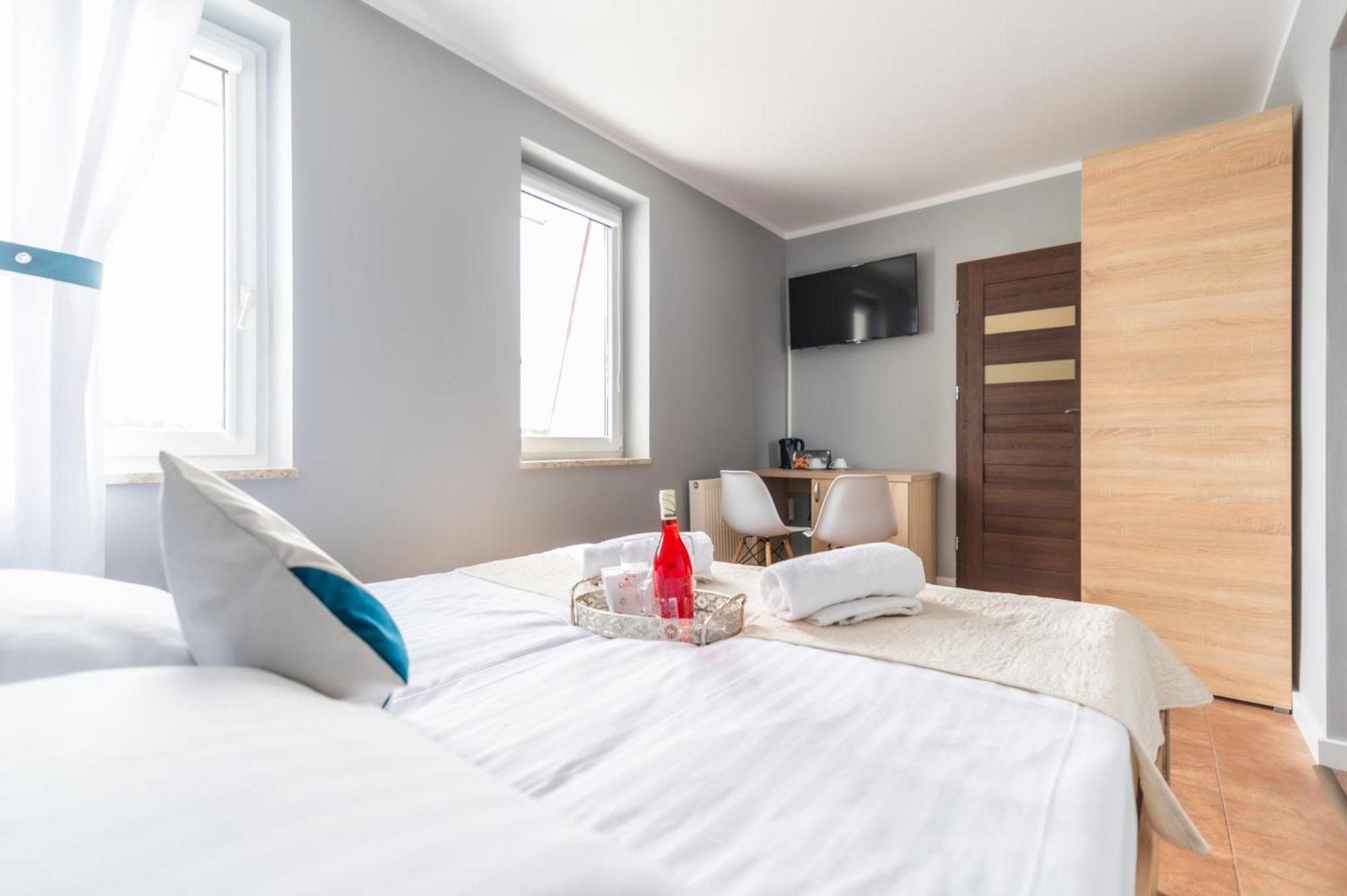 Reveliqa2 - Pokoje Goscinne I Apartamenty โปเบียโรโว ภายนอก รูปภาพ