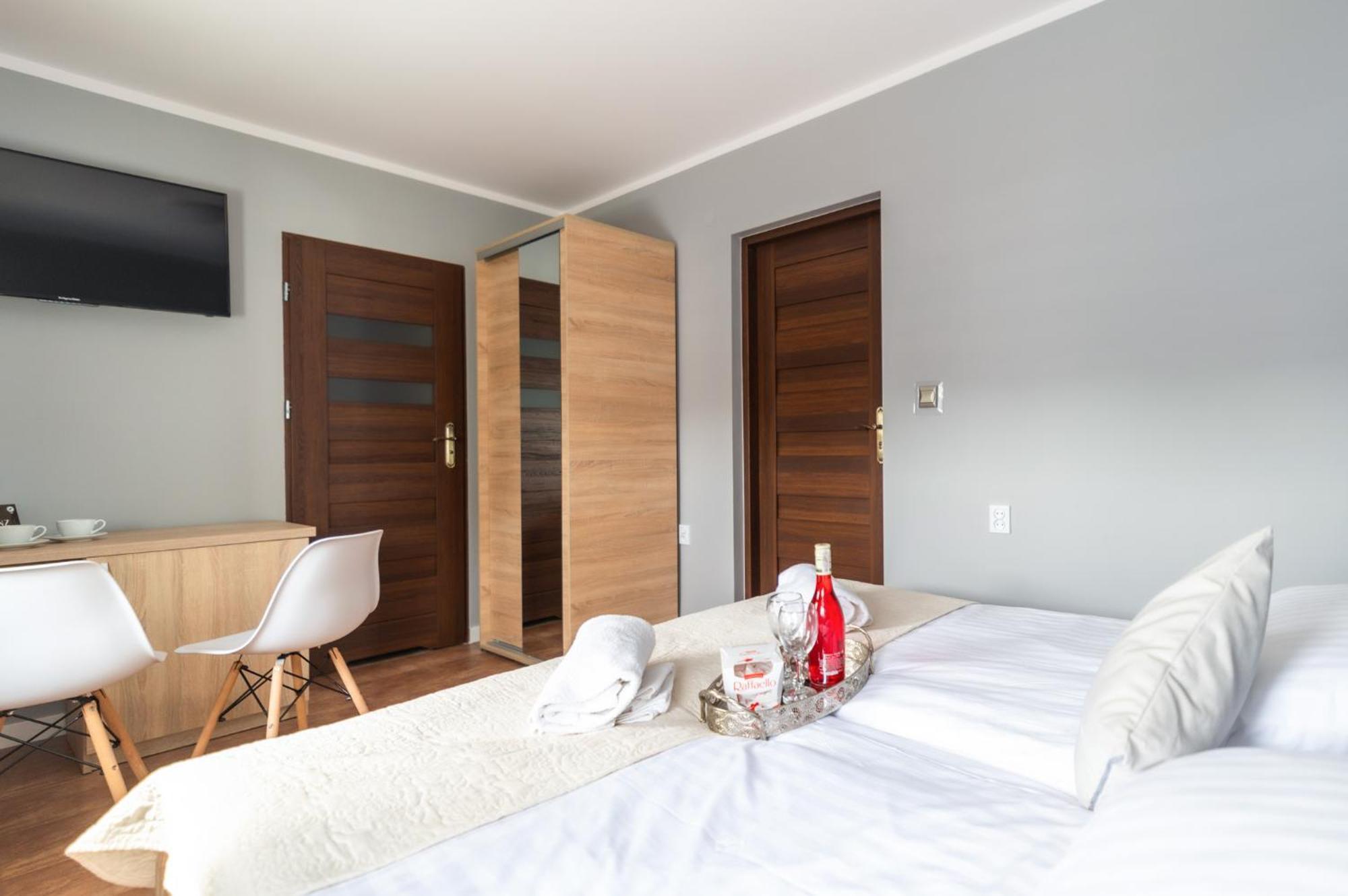Reveliqa2 - Pokoje Goscinne I Apartamenty โปเบียโรโว ภายนอก รูปภาพ