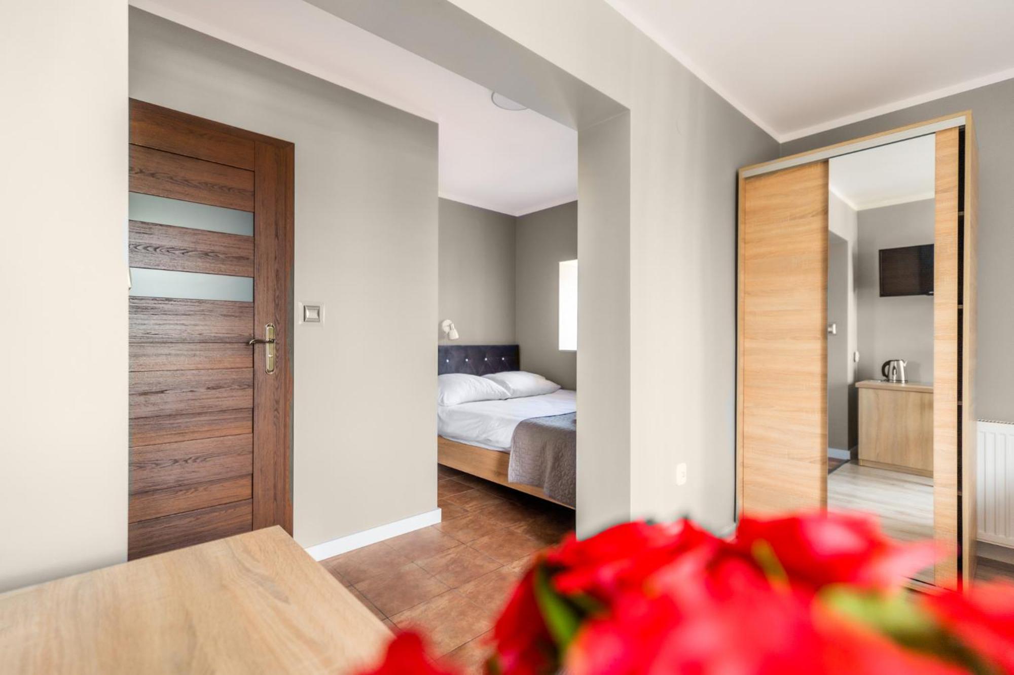 Reveliqa2 - Pokoje Goscinne I Apartamenty โปเบียโรโว ภายนอก รูปภาพ