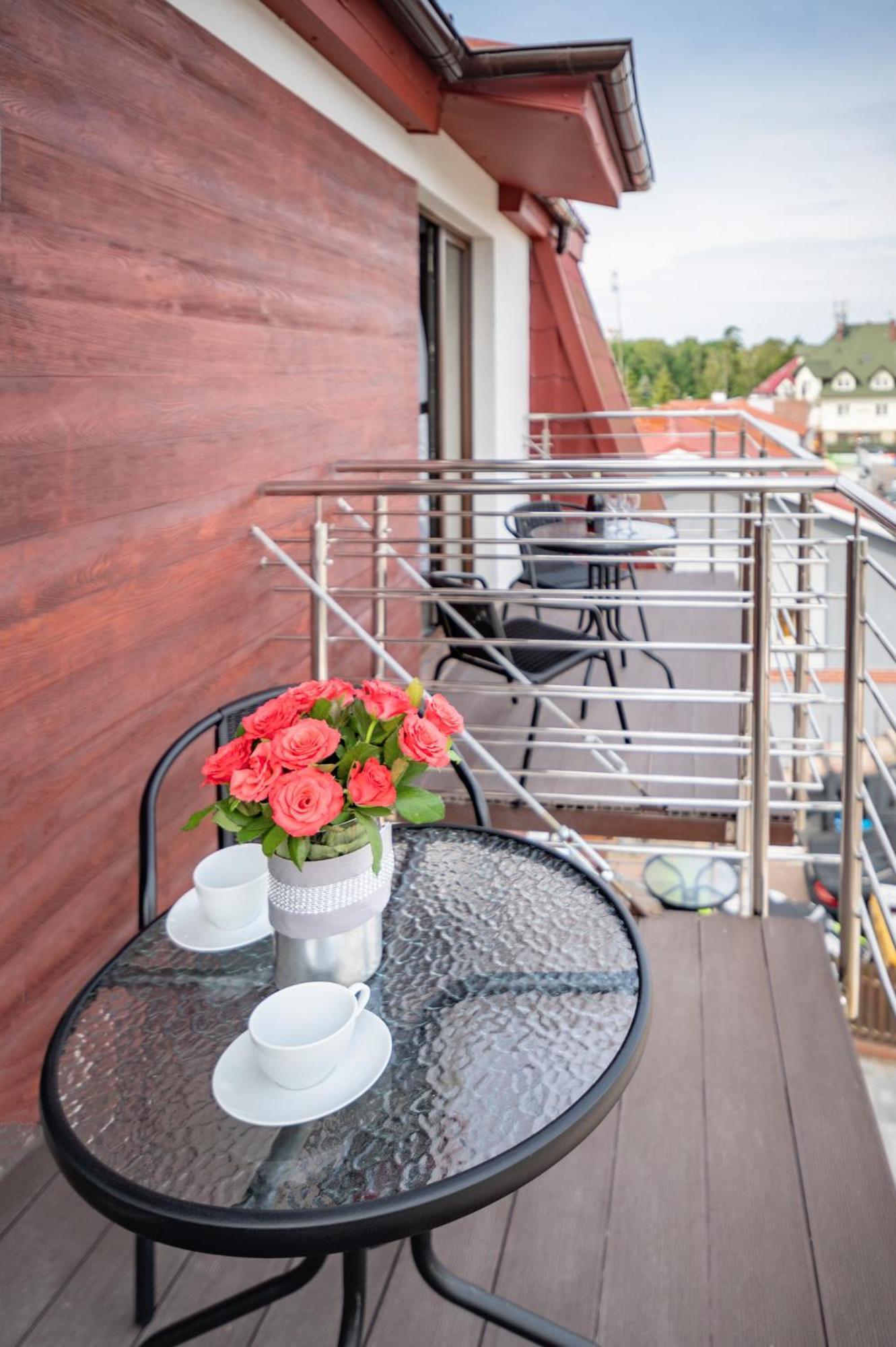 Reveliqa2 - Pokoje Goscinne I Apartamenty โปเบียโรโว ภายนอก รูปภาพ