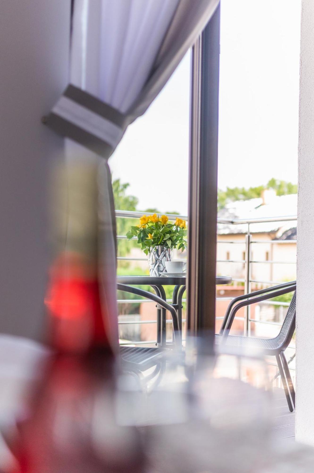 Reveliqa2 - Pokoje Goscinne I Apartamenty โปเบียโรโว ภายนอก รูปภาพ