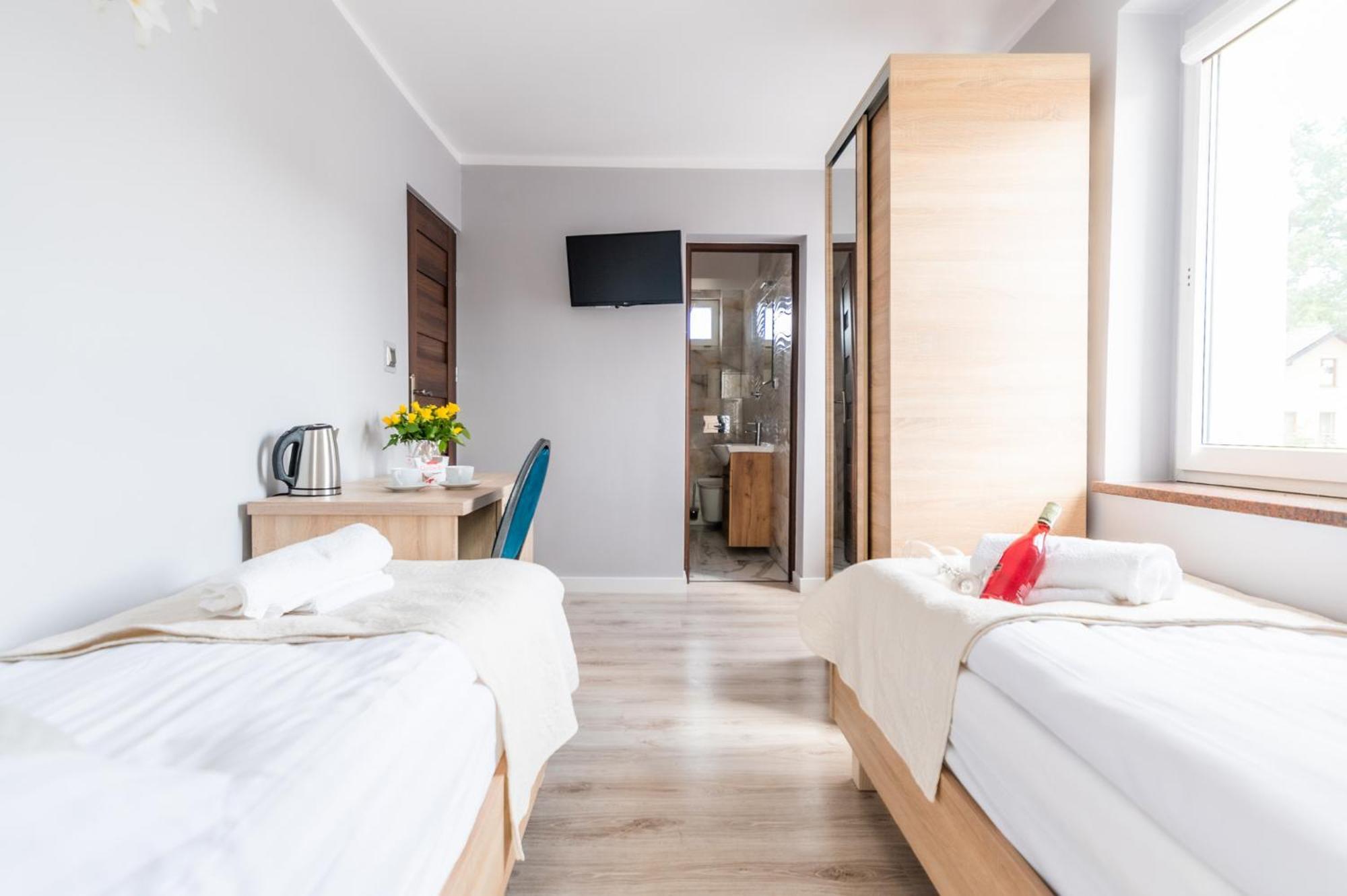 Reveliqa2 - Pokoje Goscinne I Apartamenty โปเบียโรโว ภายนอก รูปภาพ