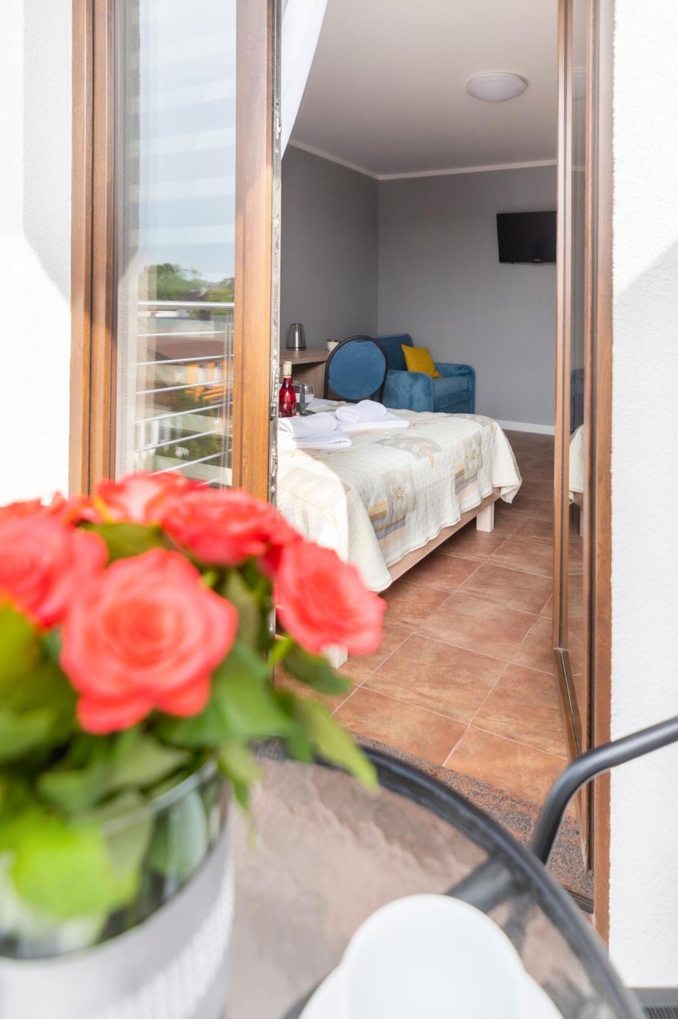 Reveliqa2 - Pokoje Goscinne I Apartamenty โปเบียโรโว ภายนอก รูปภาพ